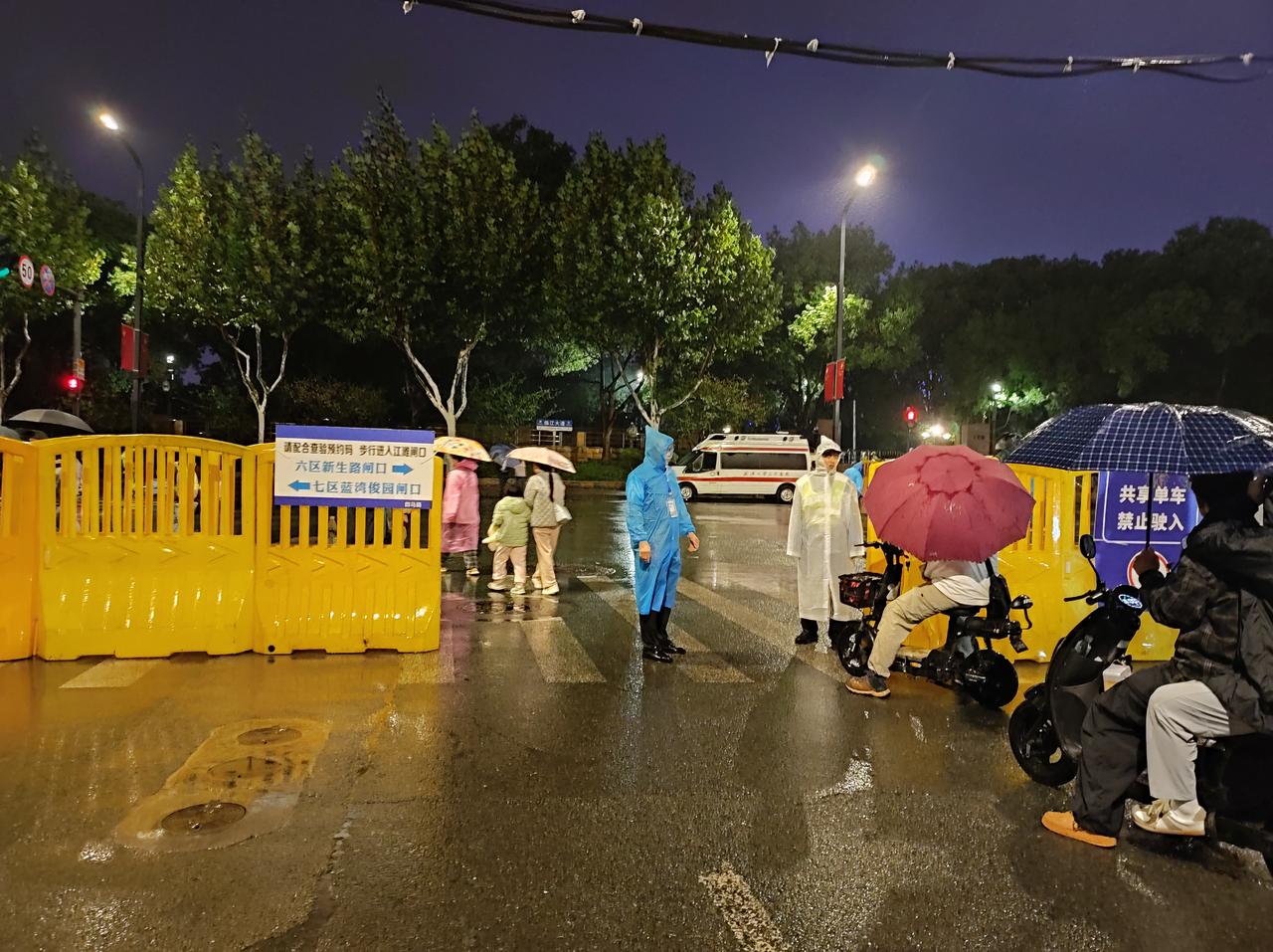 武汉江滩国庆烟花秀风雨中结束，50万人有序散场，地铁闸口全部免费通行。敞开的不是