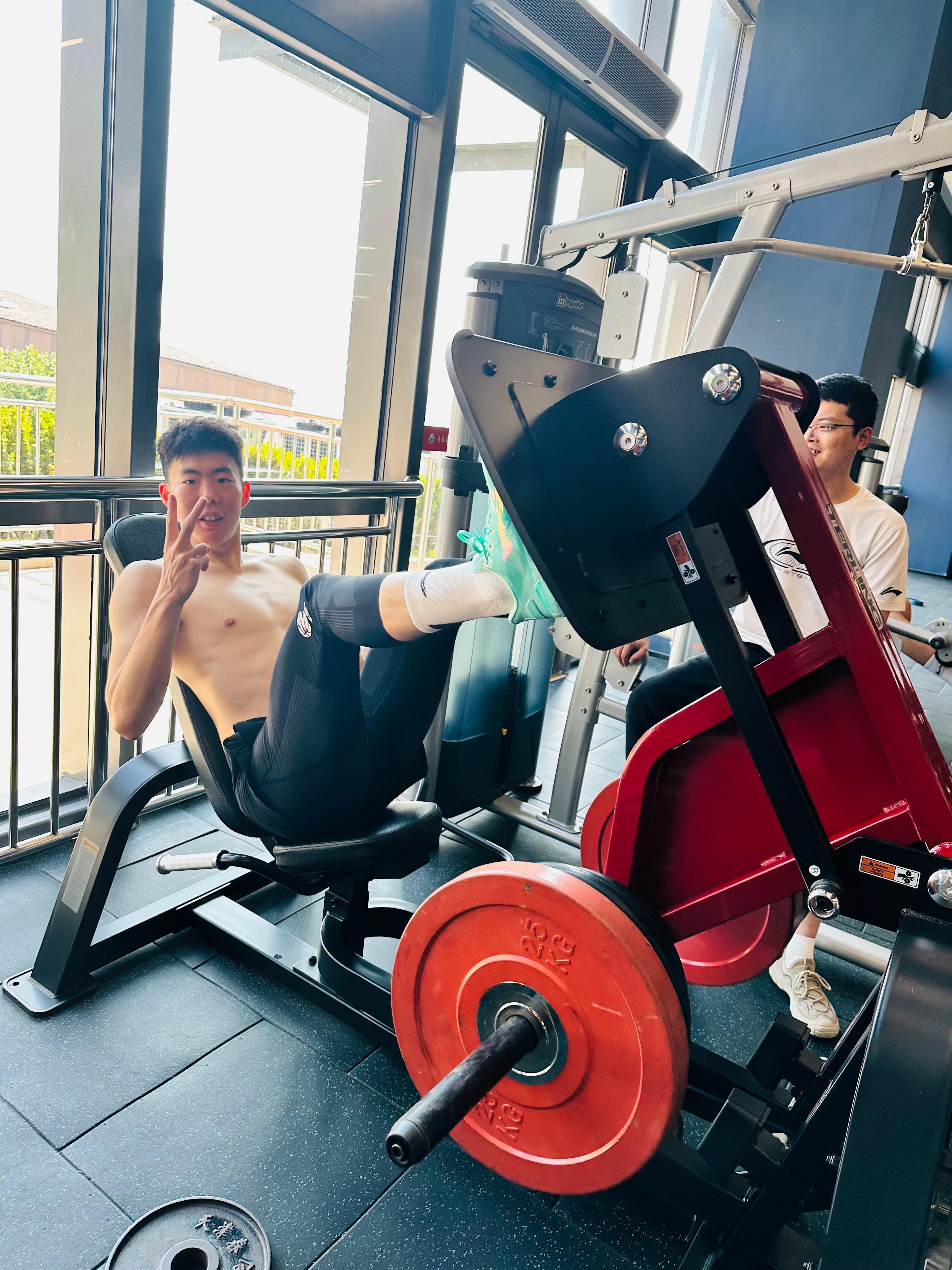 手刚做完手术？小段说那就多练练腿吧[666][666]（瀚森的爸爸正在力量房另外