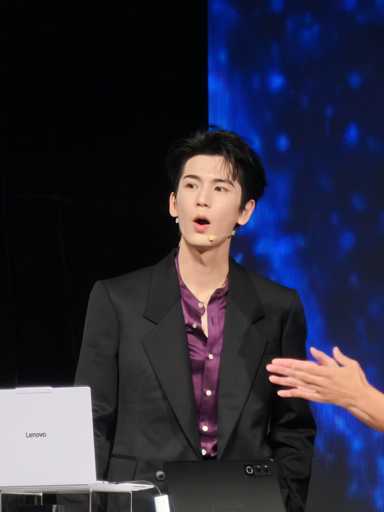 张凌赫还挺敬业的，对联想笔记本产品也比较熟悉，看得出来是用过的，真真帅张凌赫写真