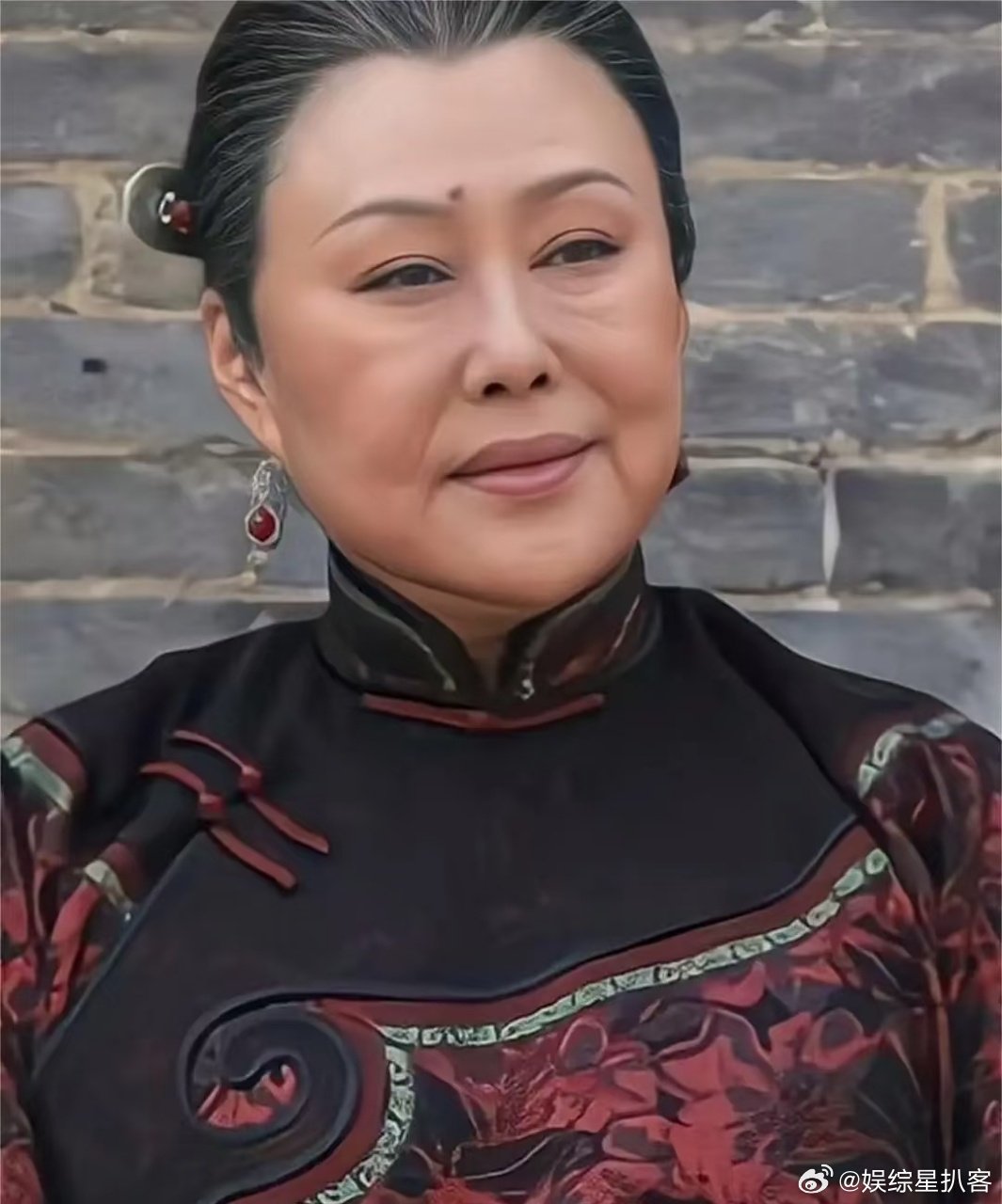 偶遇斯琴高娃 刚在街角偶遇斯琴高娃老师，工作人员推着轮椅慢慢走，画面很安静。她塑