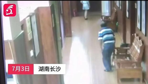 “你个老色胚！不要脸！”湖南长沙，65 岁大爷看女子肤白貌美，心生色意，尾随女子