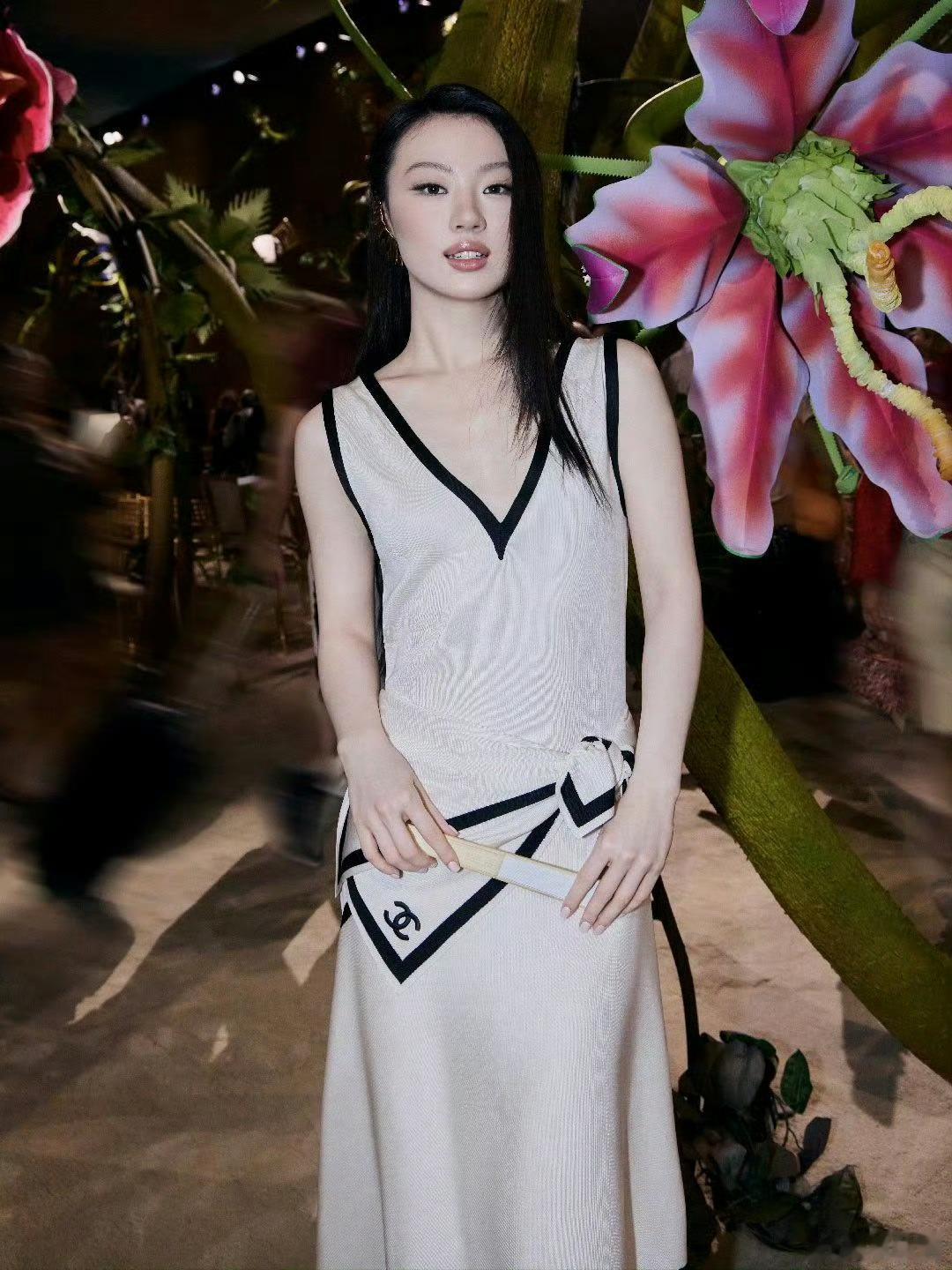 给单依纯热成蒸蛋了单依纯此次巴黎之行，是以香奈儿品牌形象大使身份出席巴黎高定时装
