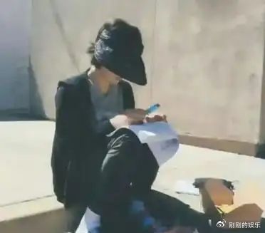 孙俪陪女儿上课，大热天坐路边看剧本等着，还带了自己做的午餐！ 
