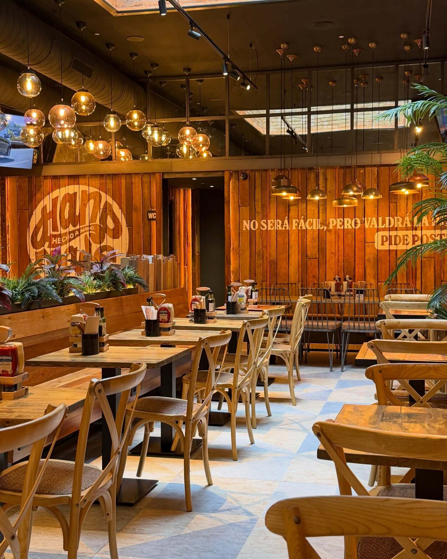 苏牙更新ins，安妞、泰勒点赞❤️文案：昨天，我和Chalito团队全体成员一起