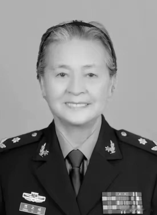 2008年的汶川地震，成都军区某位军长，猛的从凳子上站了起来，厉声训斥一名手下：