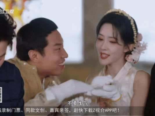 孟子义的脸太具有迷惑性了孟子义亲自抓黄鳝，我滴妈耶，这黄鳝像蛇一样一般人都怕，大
