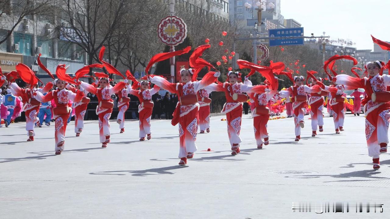 有幸拍摄了陕北秧歌展演靖边分会场的表演，那场面，至今还在我脑海里回荡。
 
刚到