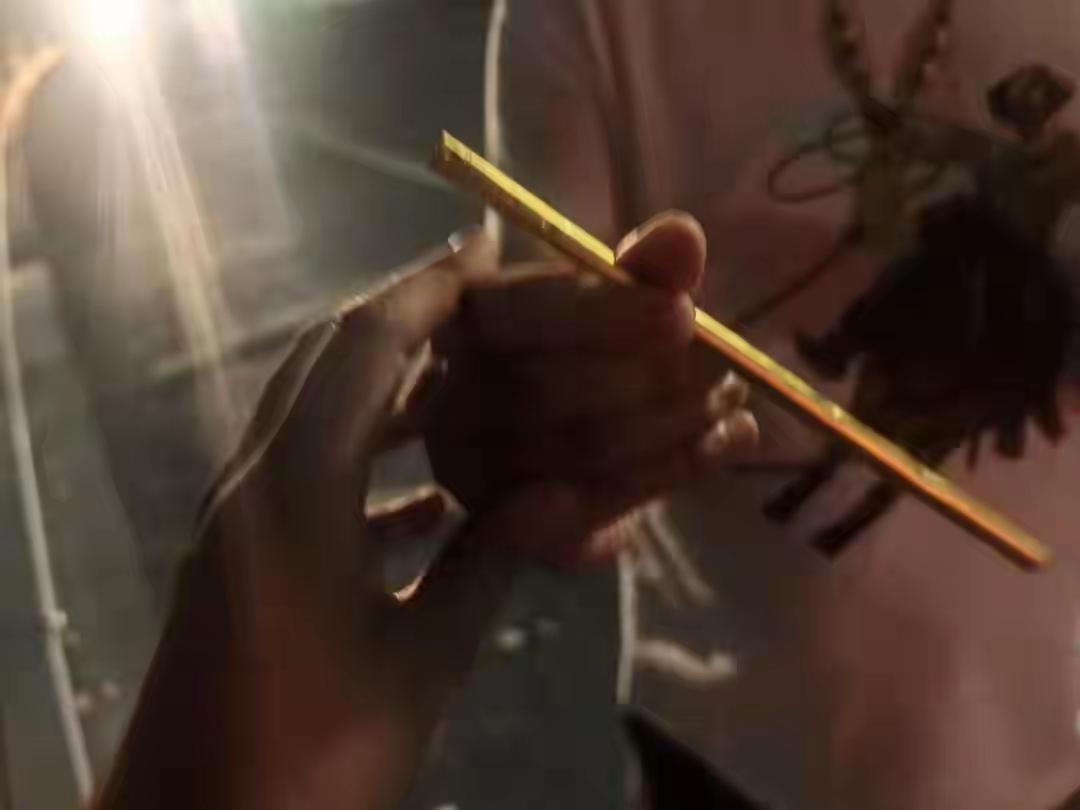 浙江诸暨的寿先生将价值高达10万元的黄金打造成吸管，用来喝奶茶，既体现了他对黄金