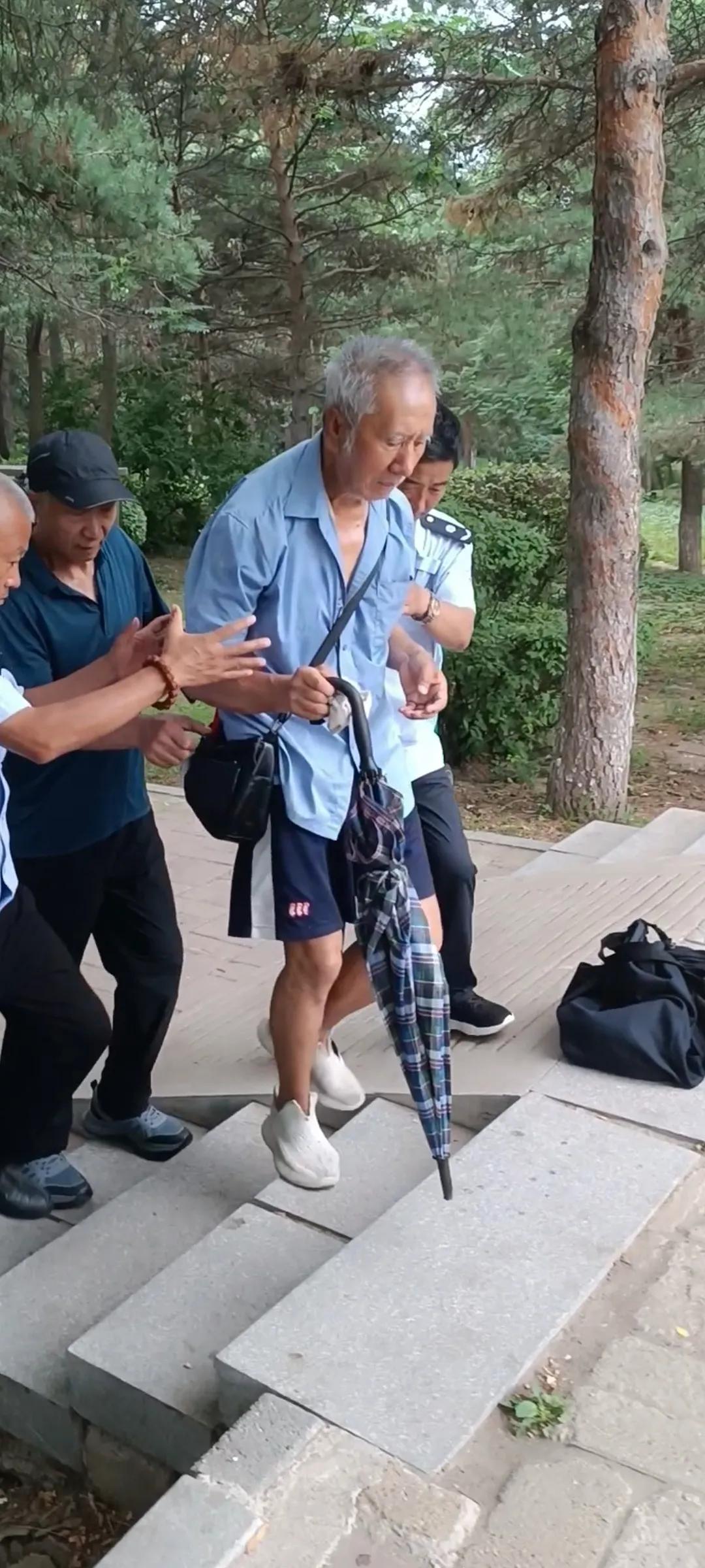 老年人的手机该不该设密码？今天下午我在三一八公园碰到这样一件事，一老者拿雨伞当拐