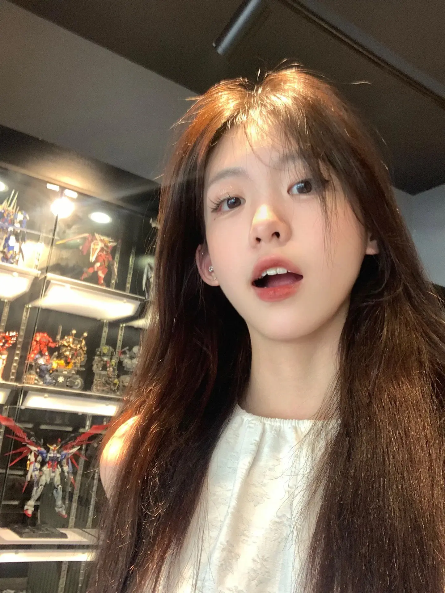 十指相扣 我还在畅想这就是爱 结果你给她发我想你