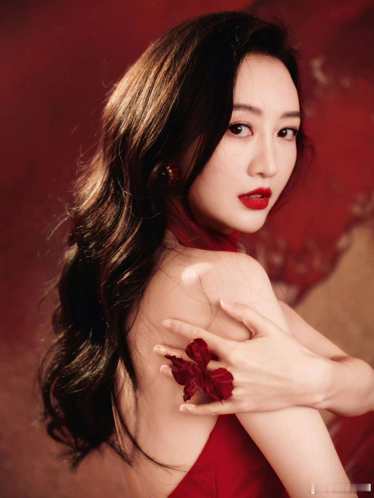 王鸥没有不一马当先的义务 “养马”的风终究是吹到了 鸥姐率先晒出这串神秘emoj