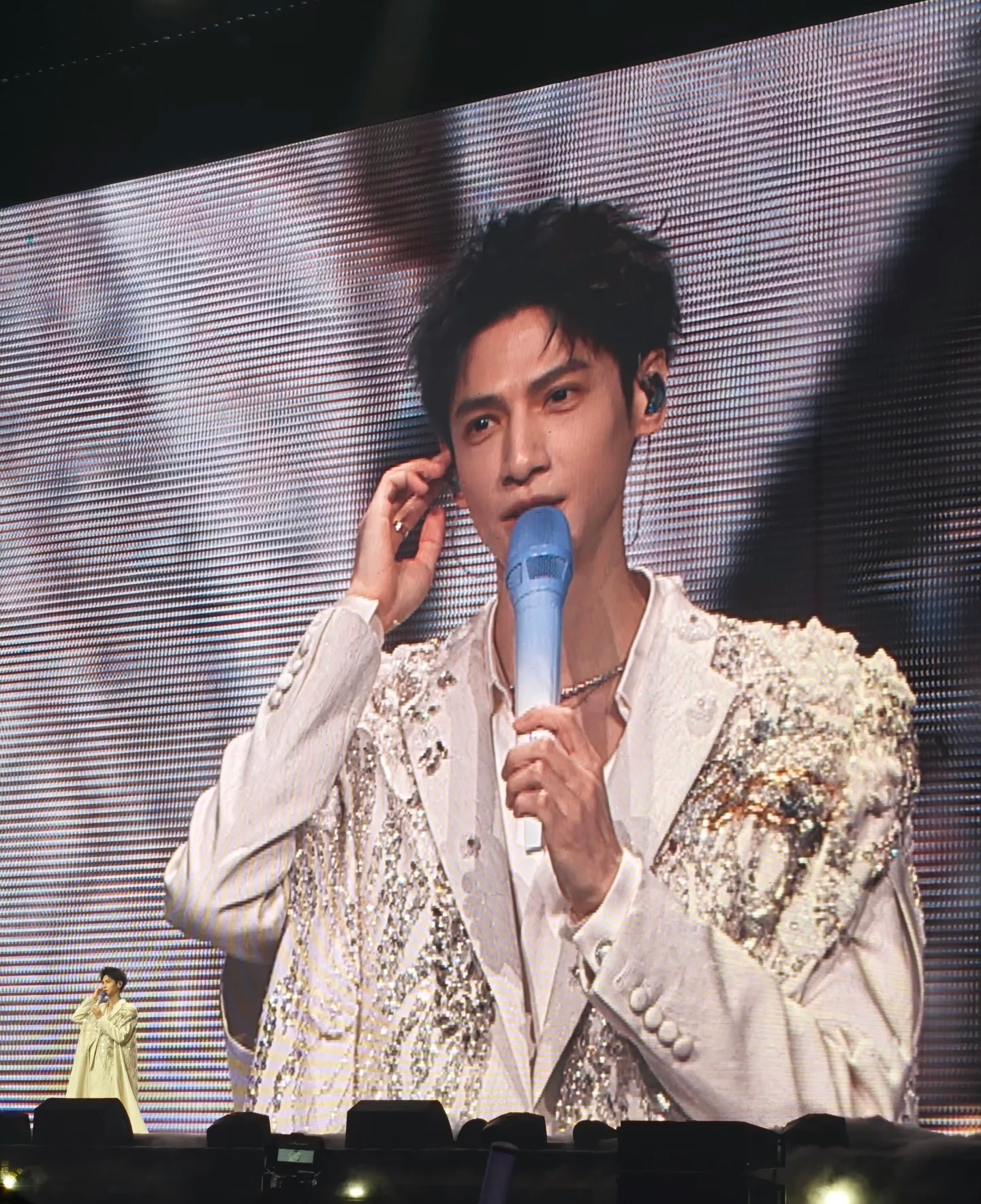 路人拍的罗云熙水龙吟演唱会大屏 