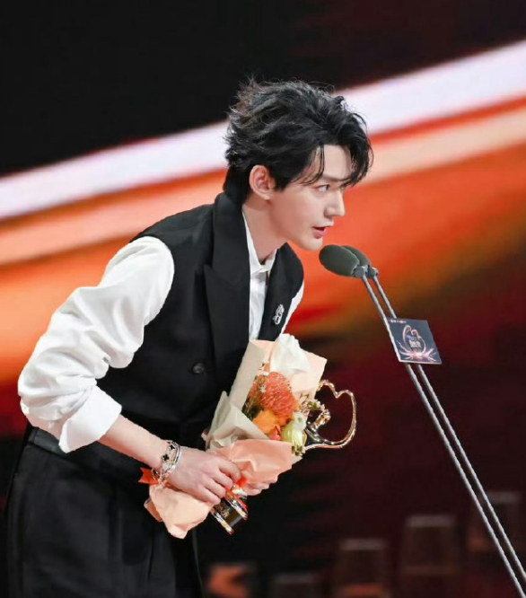 邓为肯定会参加微博之夜的啊，最起码也会穿迪奥的衣服去红毯走一圈啊，顺便还能宣传一