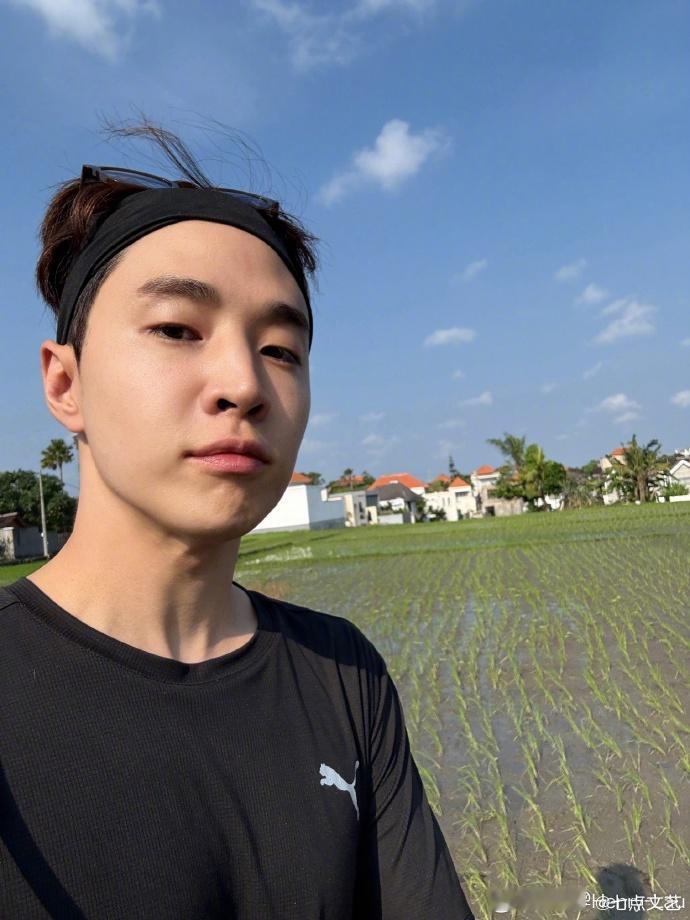 刘宪华蓝天之下音乐随笔刘宪华阳光洒落音乐日常 刘宪华于田园开启音乐旅程，沿途是阳