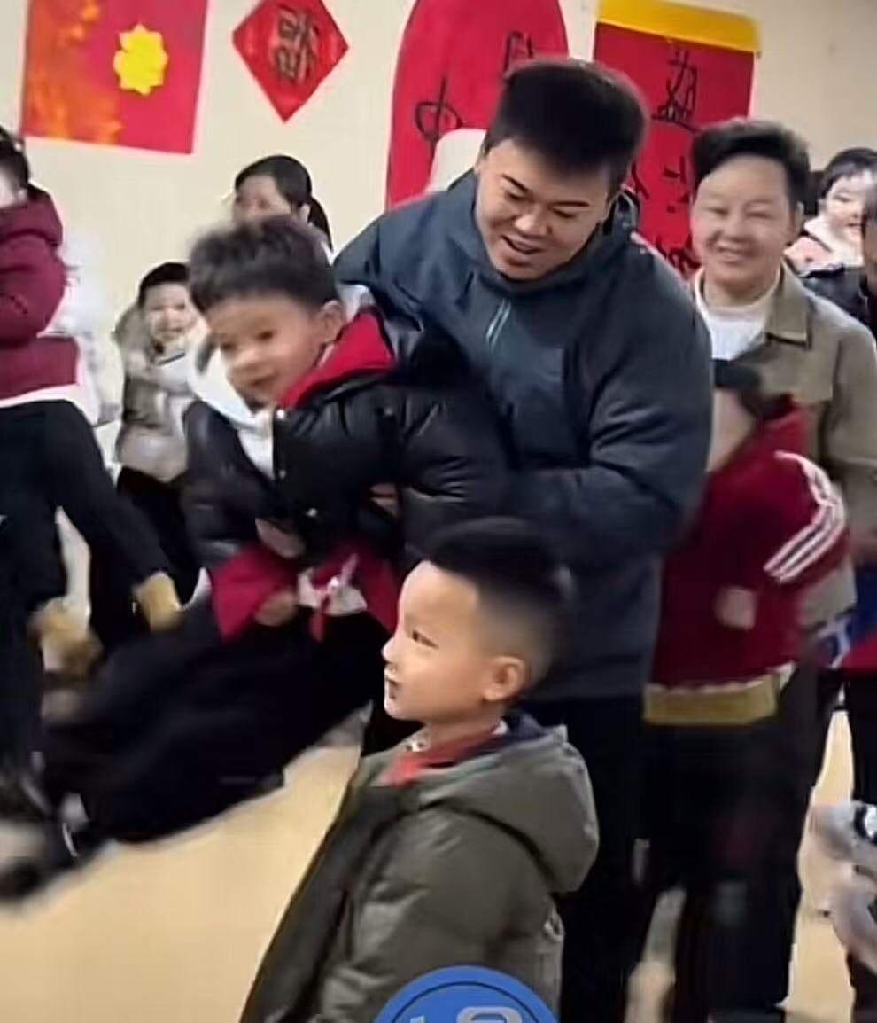 心酸又感动！陕西，一幼儿园举办元旦亲子活动，一个父亲正抱着自己的儿子，却突然发现