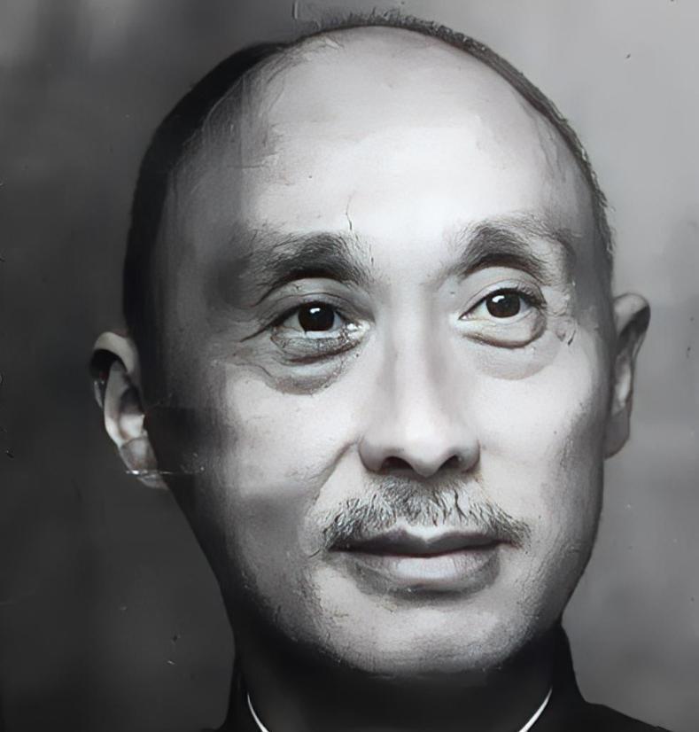 1948年，曾经踢死佣人的国军中将王泽浚，被俘虏时，大衣屁股上开着一个口子，帽子