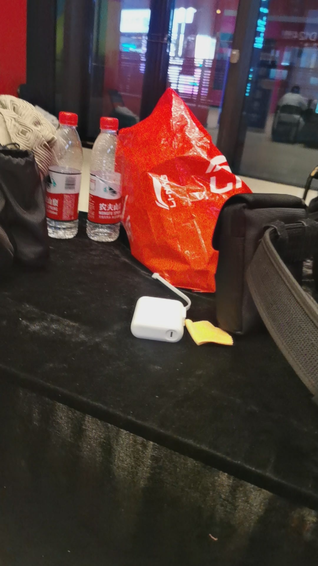 因为来报警，可以再做个好人好事今天来看比赛的，有没有朋友丢失了一个李宁的红色袋子