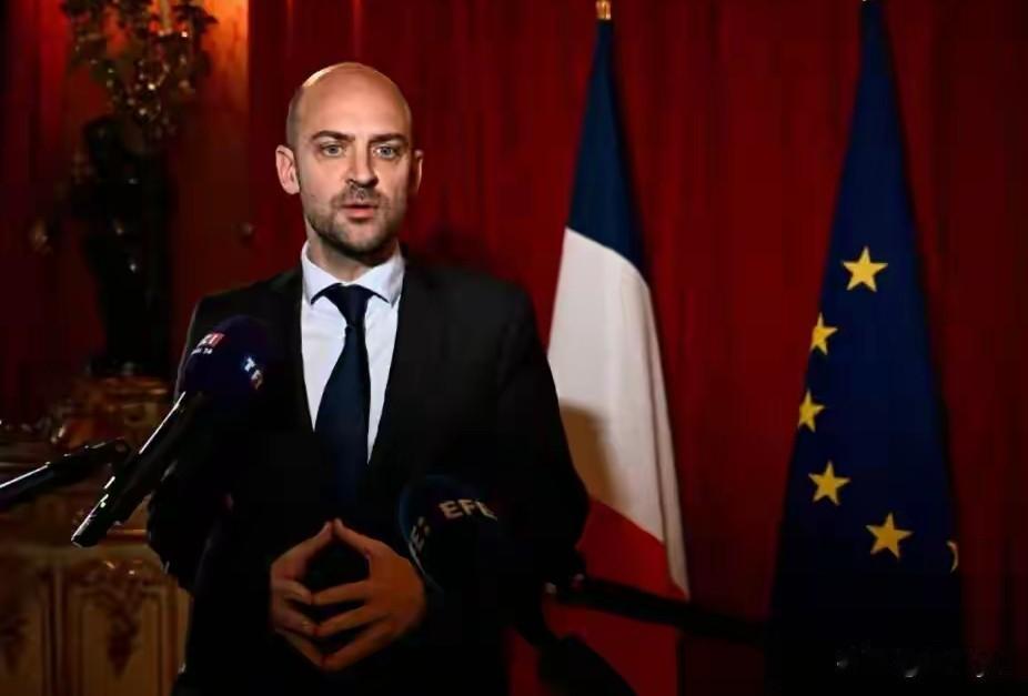 1月3日新华社报道，法国外长巴罗表示，抓走委内瑞拉总统马杜罗的军事行动违背了国际