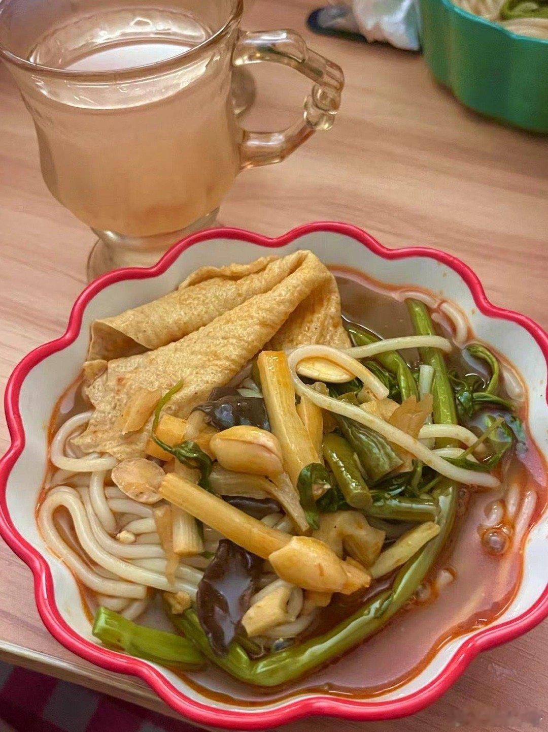 #臭宝硬控我30秒# 上个月去了两次海口，饮食上真的不太适应，青菜就一点点盐，面