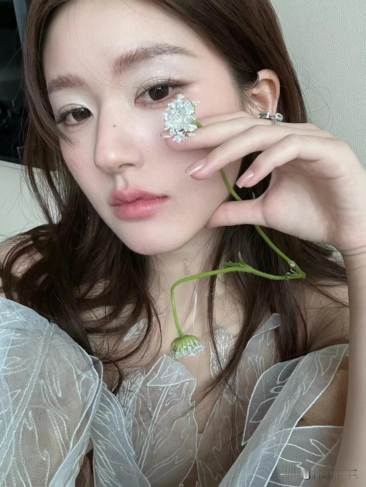 如果我是赵露思
我要收手了
直播间氛围明显已经变了
说是宠粉，但实际上赵露思已经