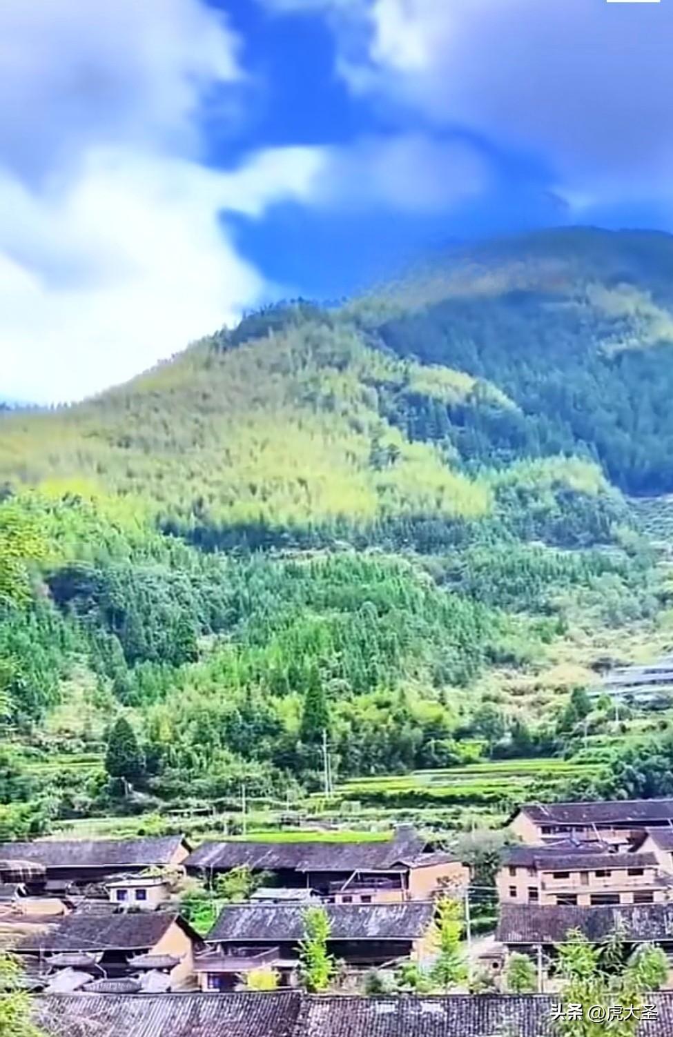 上周特意抽了三天空往山里钻，真的被两个藏在山坳里的古村落戳中了心巴。
先是赤峰敖