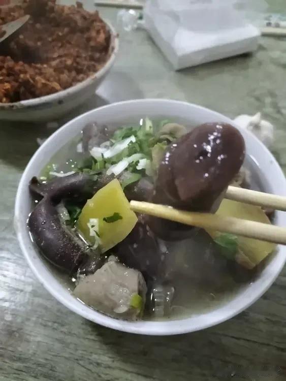 今儿去喝羊肠子，可真冷啊，冻得两只耳朵想往脖梗子里钻。
早晨七点，天已经亮了，我