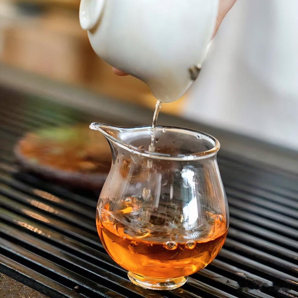 喝茶的好处和坏处是什么?

做客喝茶，结束时常有人起身便走，杯里剩着半盏凉茶。这