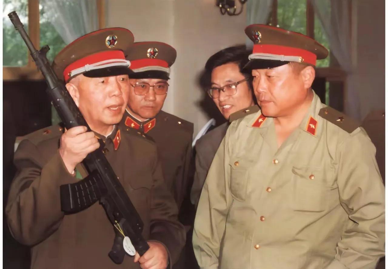 刘华清将军手中的这把步枪真的是太奇怪了，这是哪种型号呢？
照片中，刘华清将军手中