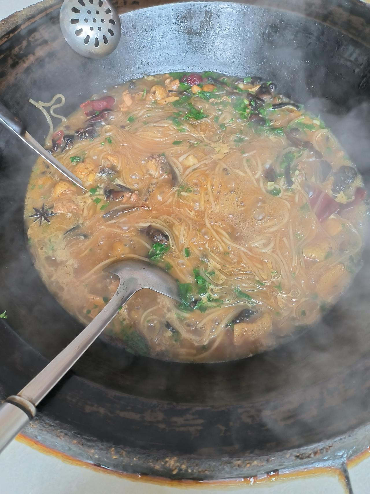 共享充电宝挺黑！中午出去吃个饭，发现手机电不多，想充个电，单间没有插座，服务员推