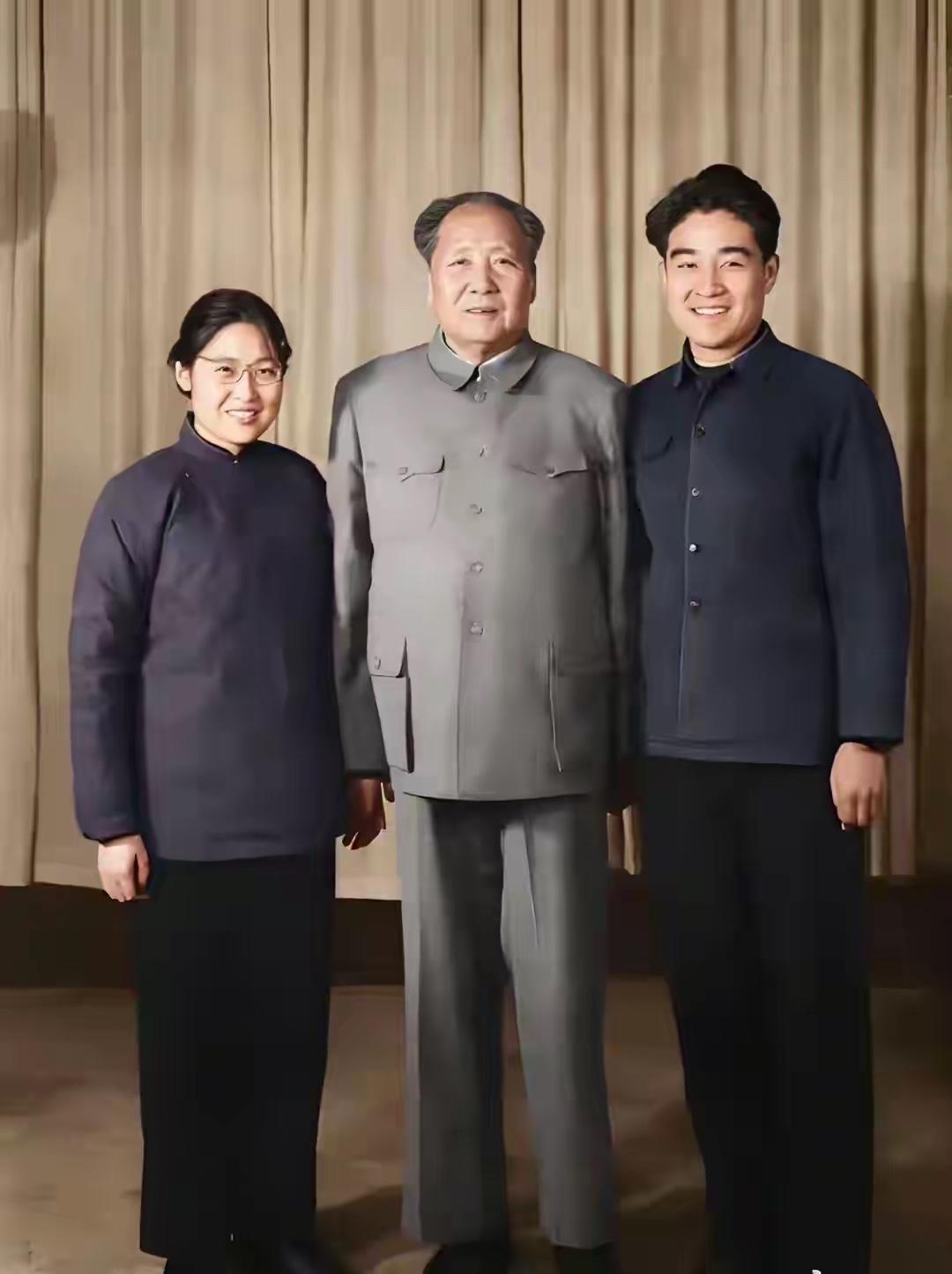 1963年12月26日，迎来毛主席七十岁寿辰。此前不少人提议公开庆贺、大办寿宴，