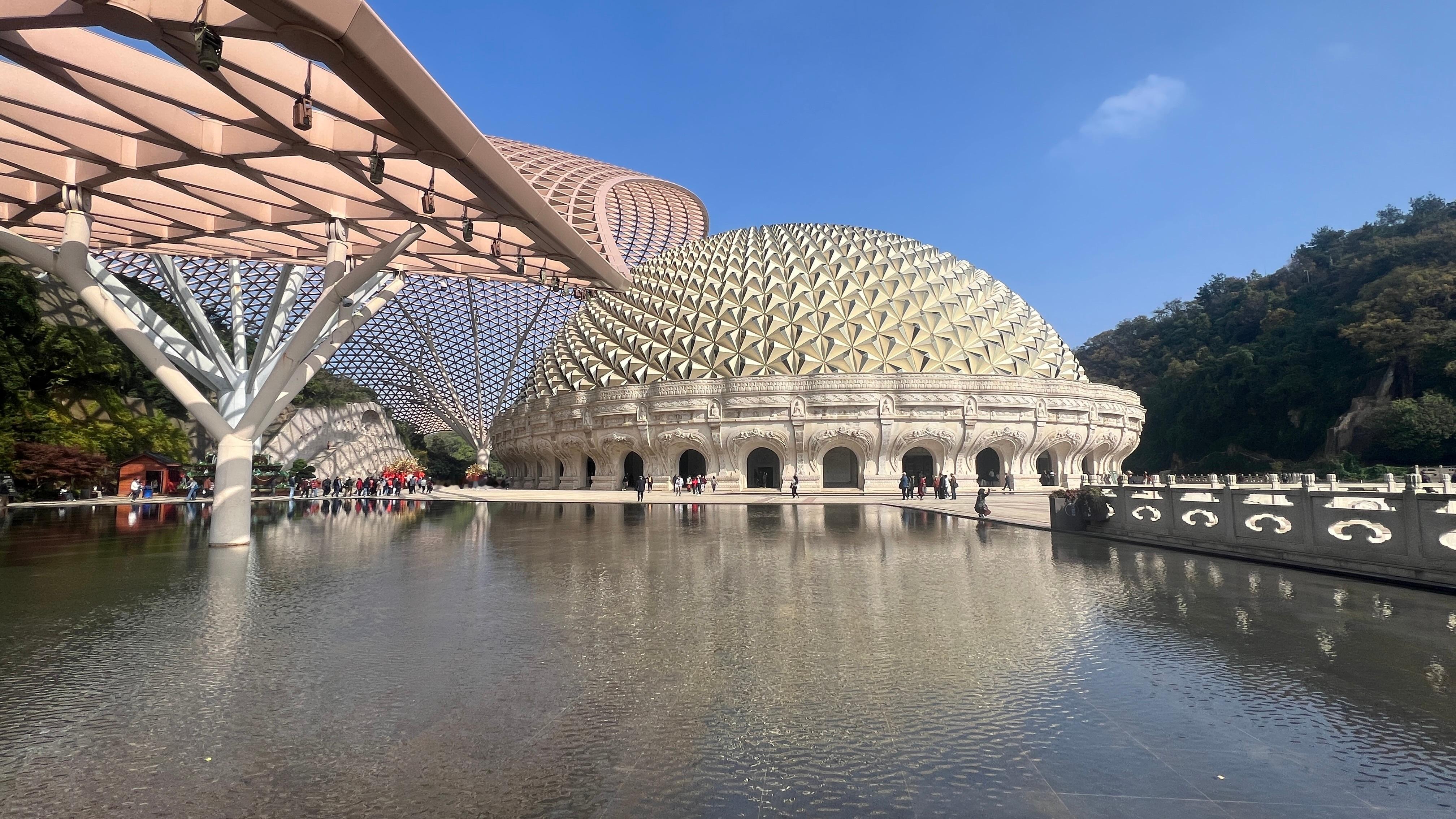 昨天到南京时小雨绵绵，今天是艳阳高照。在堂妹一家人陪伴下，来牛首山打卡。没想到今