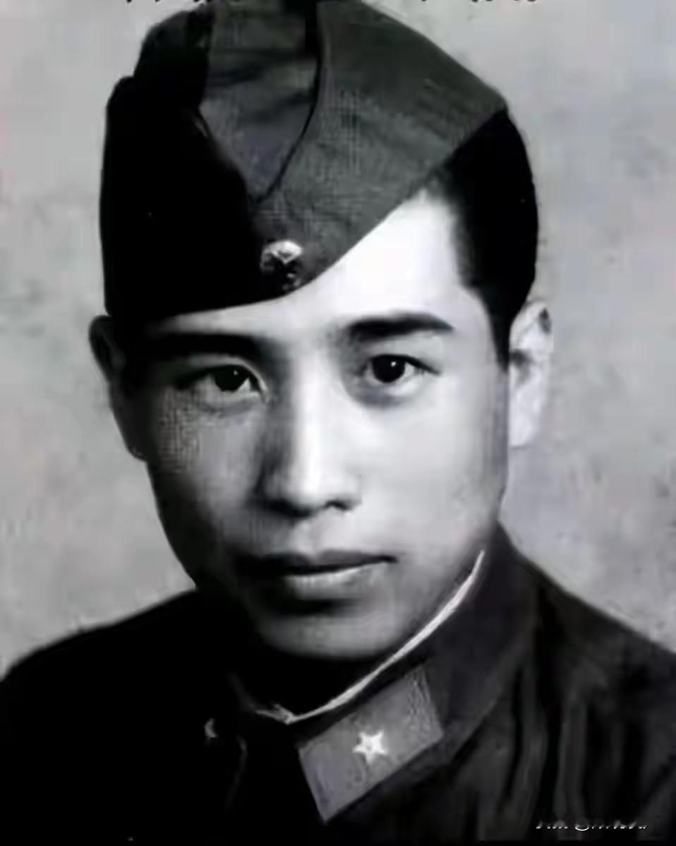 1933 年，他出生于辽宁本溪，1948 年参军，在卫士剧团当了演员，还赴朝成了