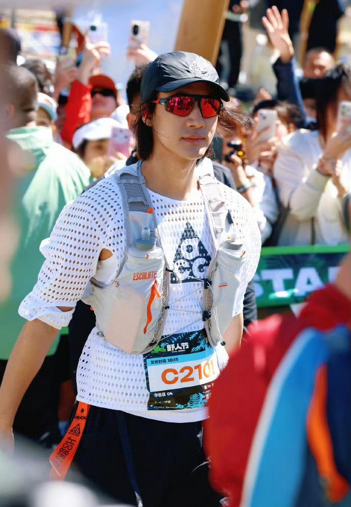此沙身上的野气我真无话可说，谁家的户外猛男，完全好梦好吧！镂空短袖+短裤墨镜，魅