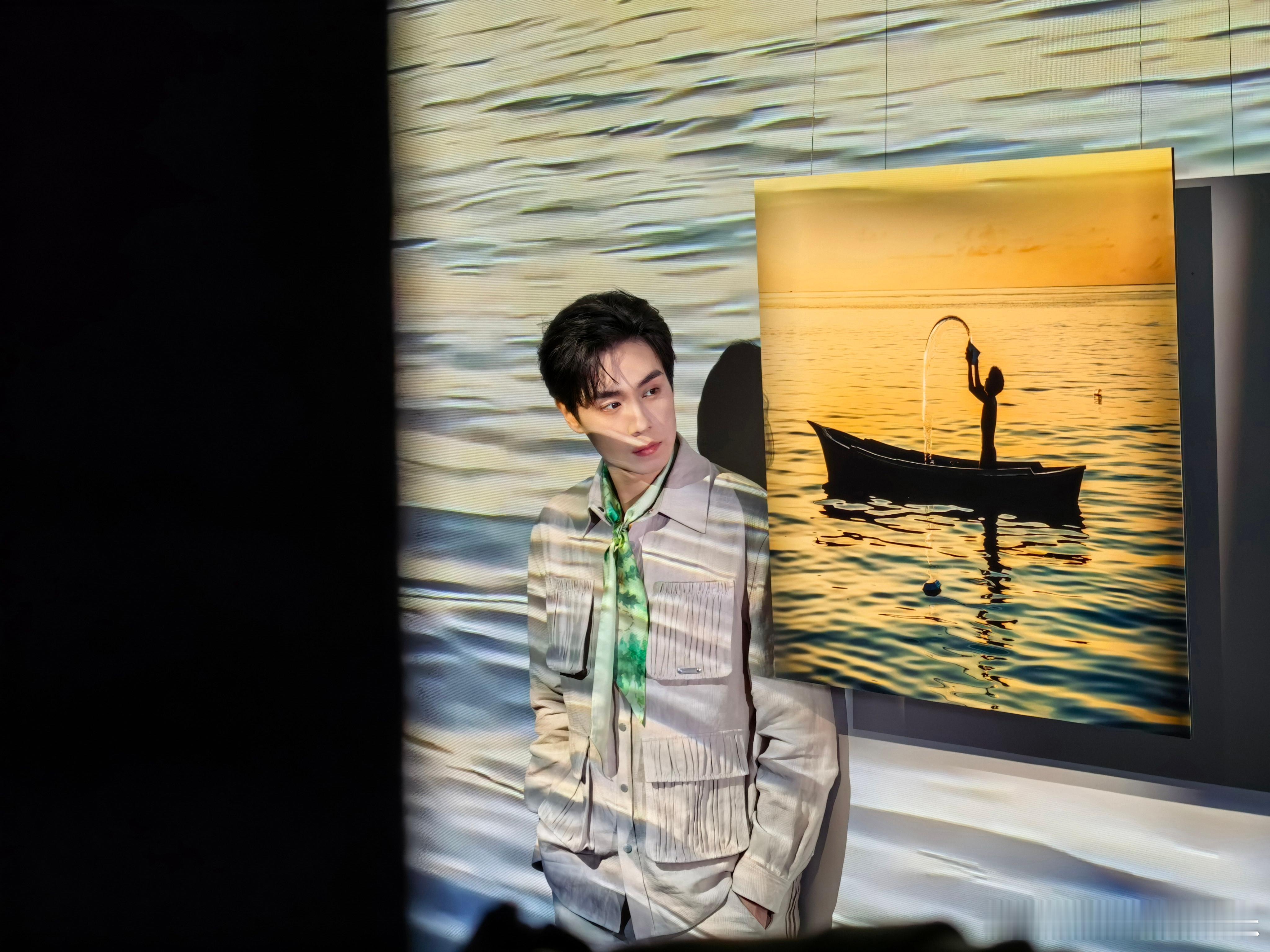 胡一天生日现身影展偶遇胡一天看展我想没人能拒绝生日当天逛展的胡一天吧！影展上“如