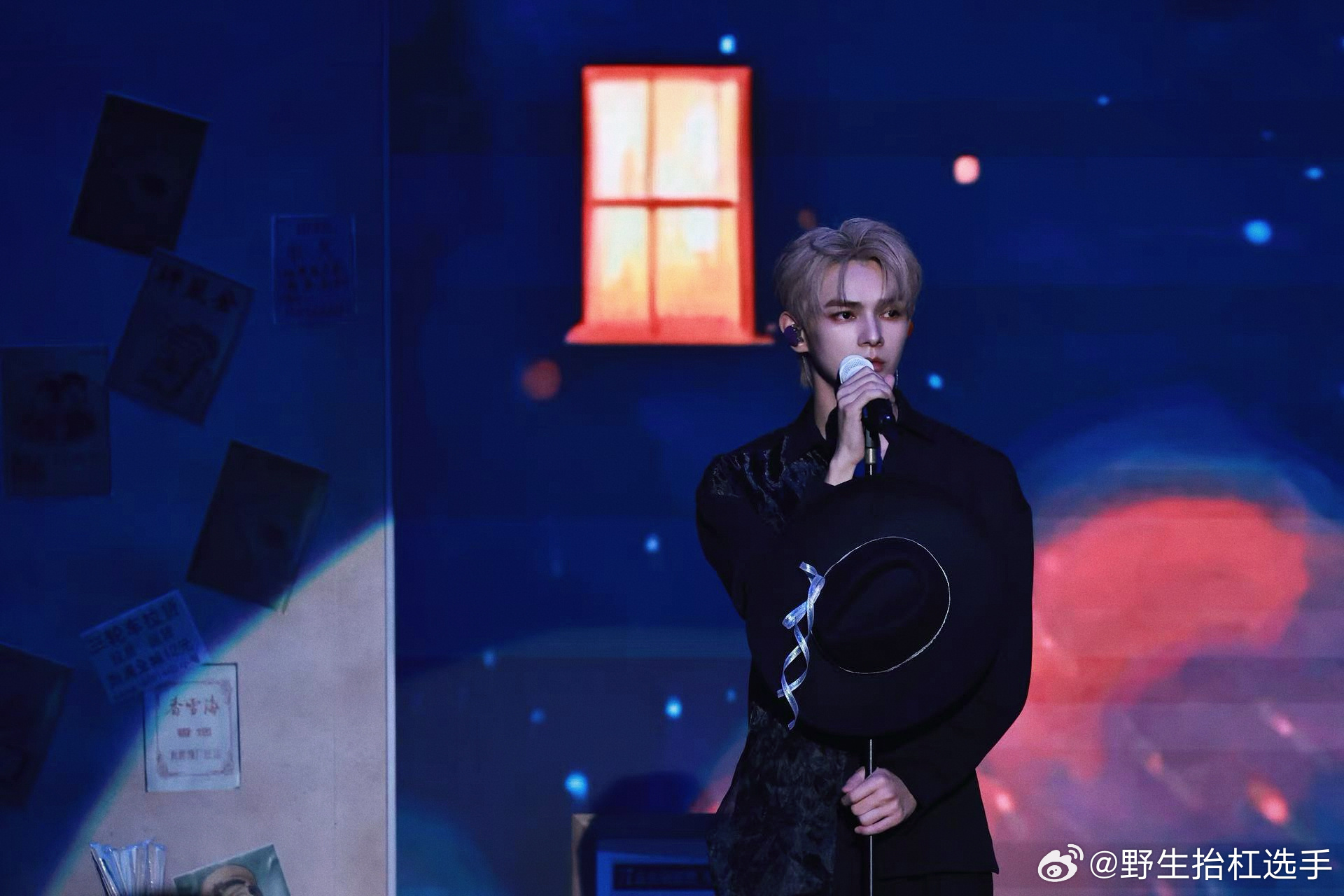 何昶希何衍朝手写彩带何昶希何衍朝你俩也太用心了吧，演唱会舞台细节满满，还亲手写了