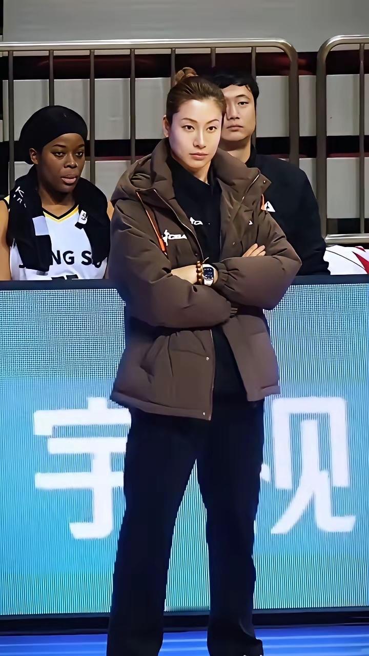 女篮联赛最美教练