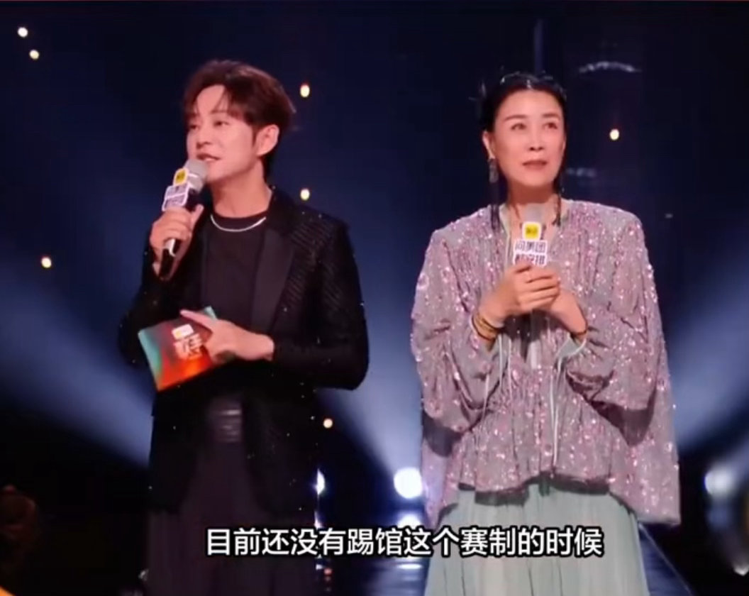 歌手不按牌理出牌的有两个 李小冉被那英cue的时候表情从懵到笑，然后真的开口唱了