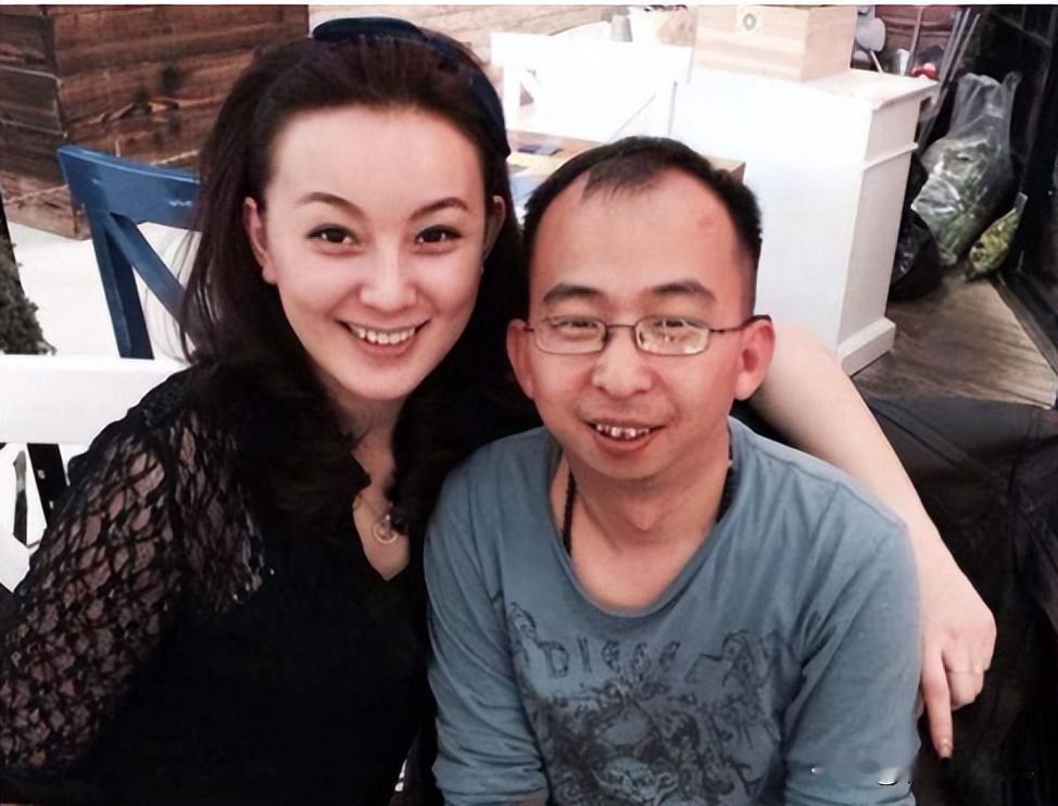 被全网嘲笑‘’鲜花插在牛类上‘’身价10亿丑导演，娶小15岁圈内大美女！你认为女