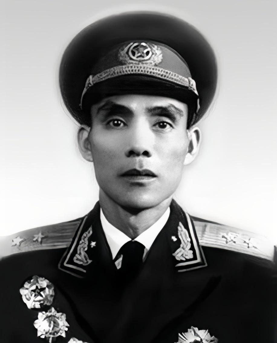 韦杰是开国中将，长期身居军队领导岗位，一生严守党纪军纪，公私界限划分极其分明。他
