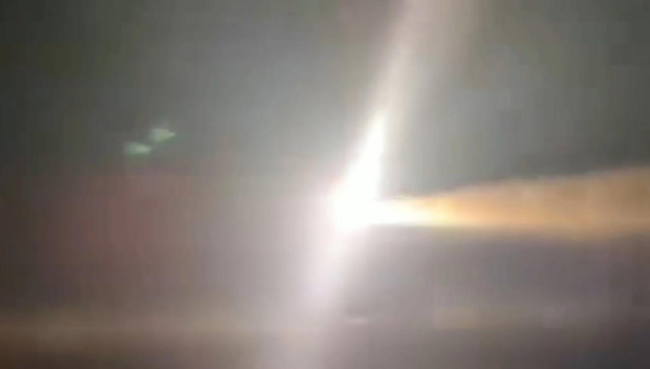 伊朗国家广播电视台IRIB报道称，伊朗海军向美国海军“亚伯拉罕·林肯”号航母发射