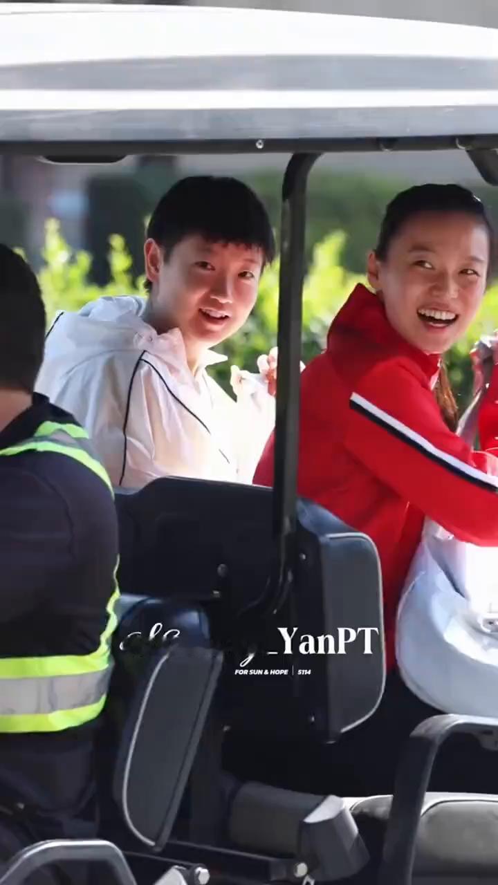 坐上小车车开开心心上训，莎宝和菲儿都好美。机智小宝得知有小车车可以坐非常惊喜，不