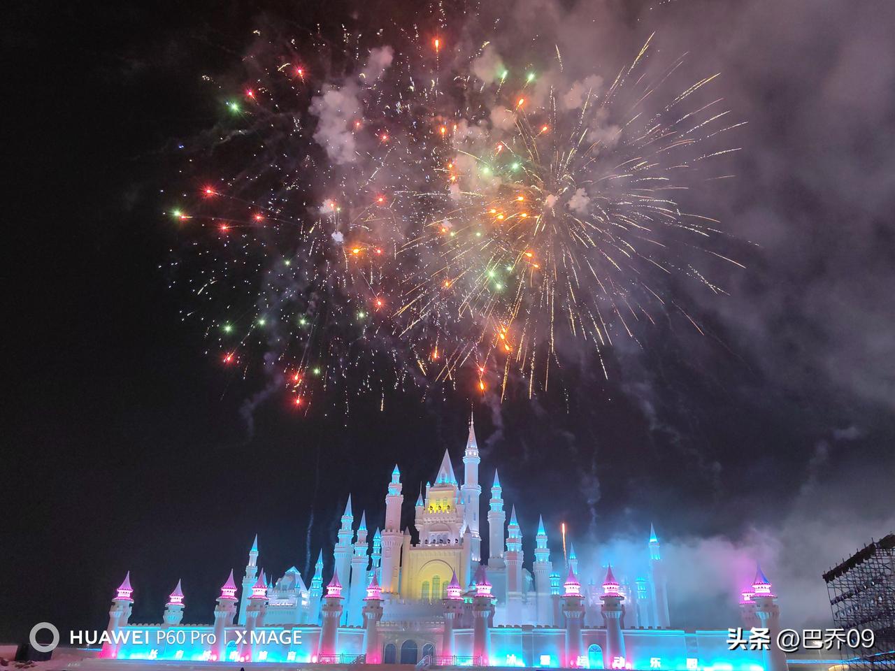 跃马扬鞭迎新春
 
- 张灯结彩：挂灯笼、贴彩饰，形容节日热闹喜庆。
​
- 送