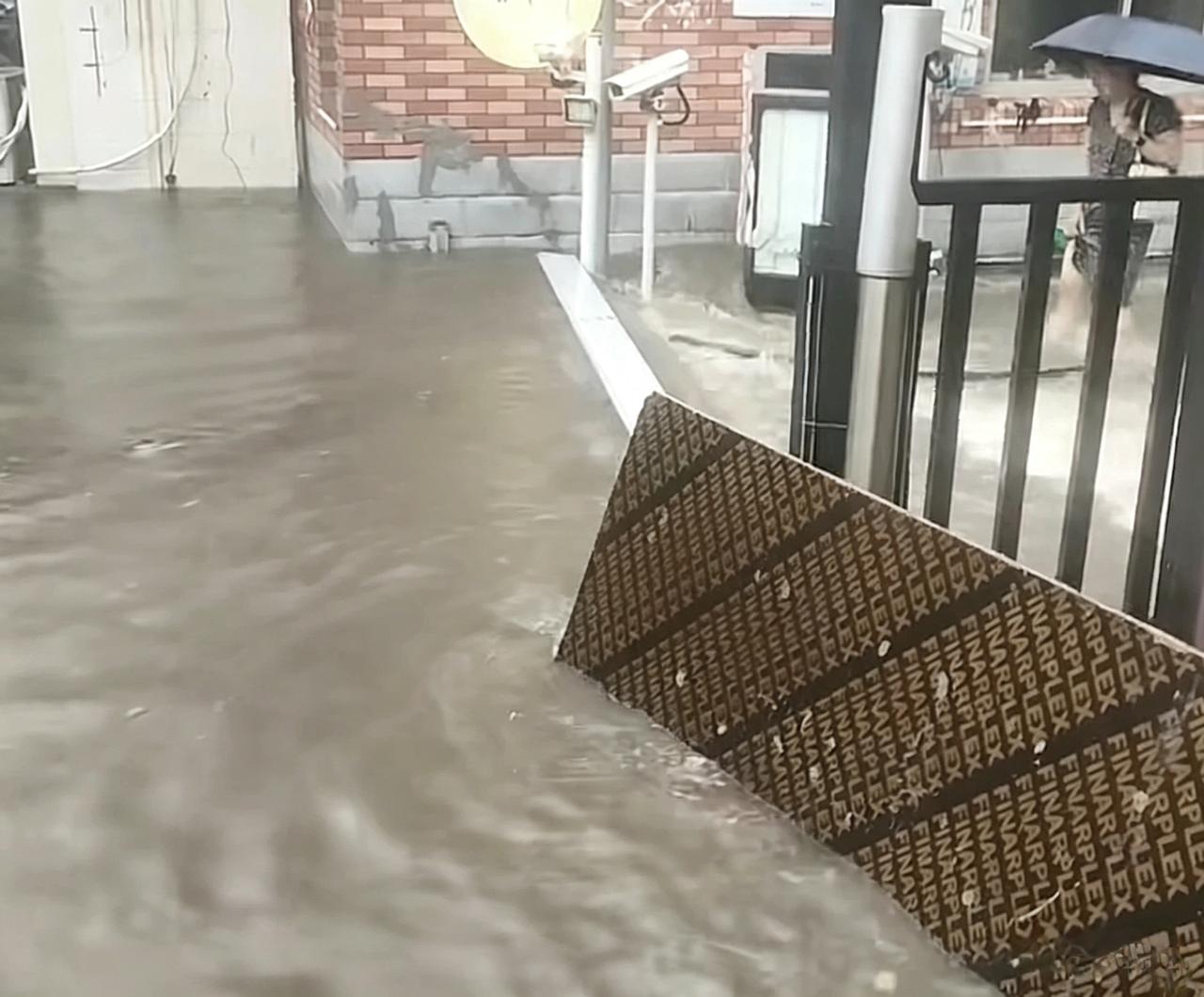 “白海豚”带来的降雨可真不小，11-12号河北南部地区普遍降雨，市区内多处积水造