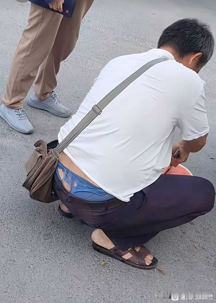 破裤衩意外出圈！
重庆卖瓜大哥一幕，看哭无数成年人
重庆街头，
卖西瓜大哥意外火