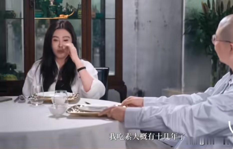 王祖贤“我吃素有十几年了，我拍戏的时候其实我就不太爱吃荤食。拍戏的时候有很多饭盒