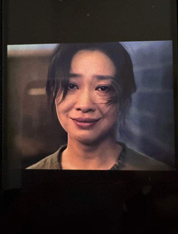 王佳佳一脸褶，江疏影精致到发丝，谁赢了？
