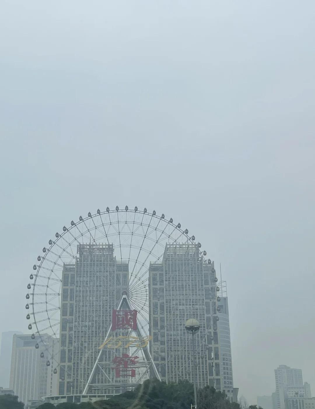 这个城市被一层灰纱蒙住了眼
昨晚下了雨，今天的雾霾还是这么严重。雾霾