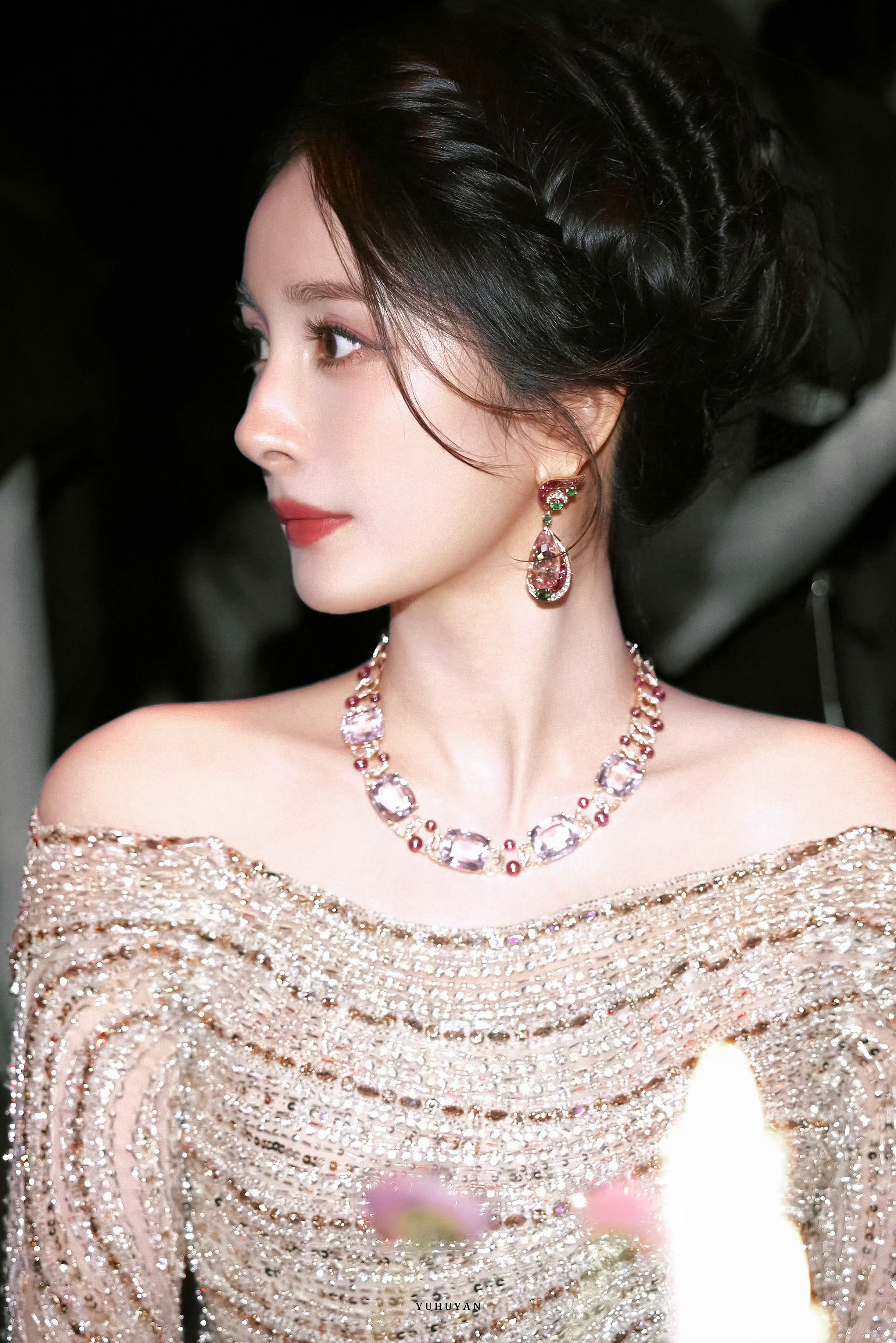 杨幂的项链好闪珠宝配美人，杨幂就这么珠宝百家饭吃吃吃吃到厌倦～杨幂躲镜头 ​​​
