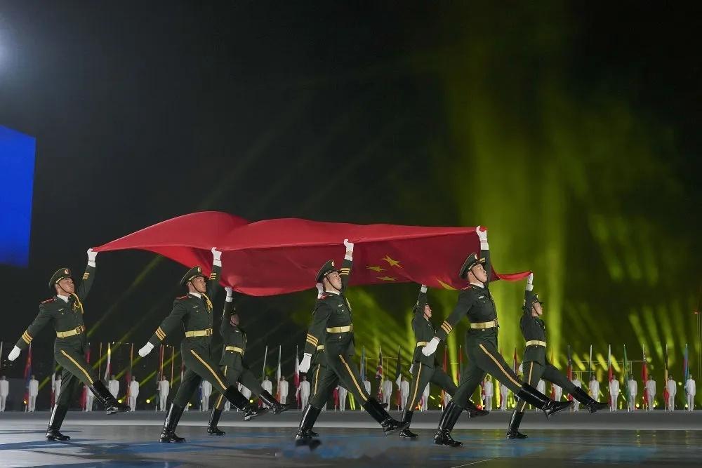 中国国旗入场第12届世界运动会开幕式在四川成都举行，五星红旗入场时的BGM是《我