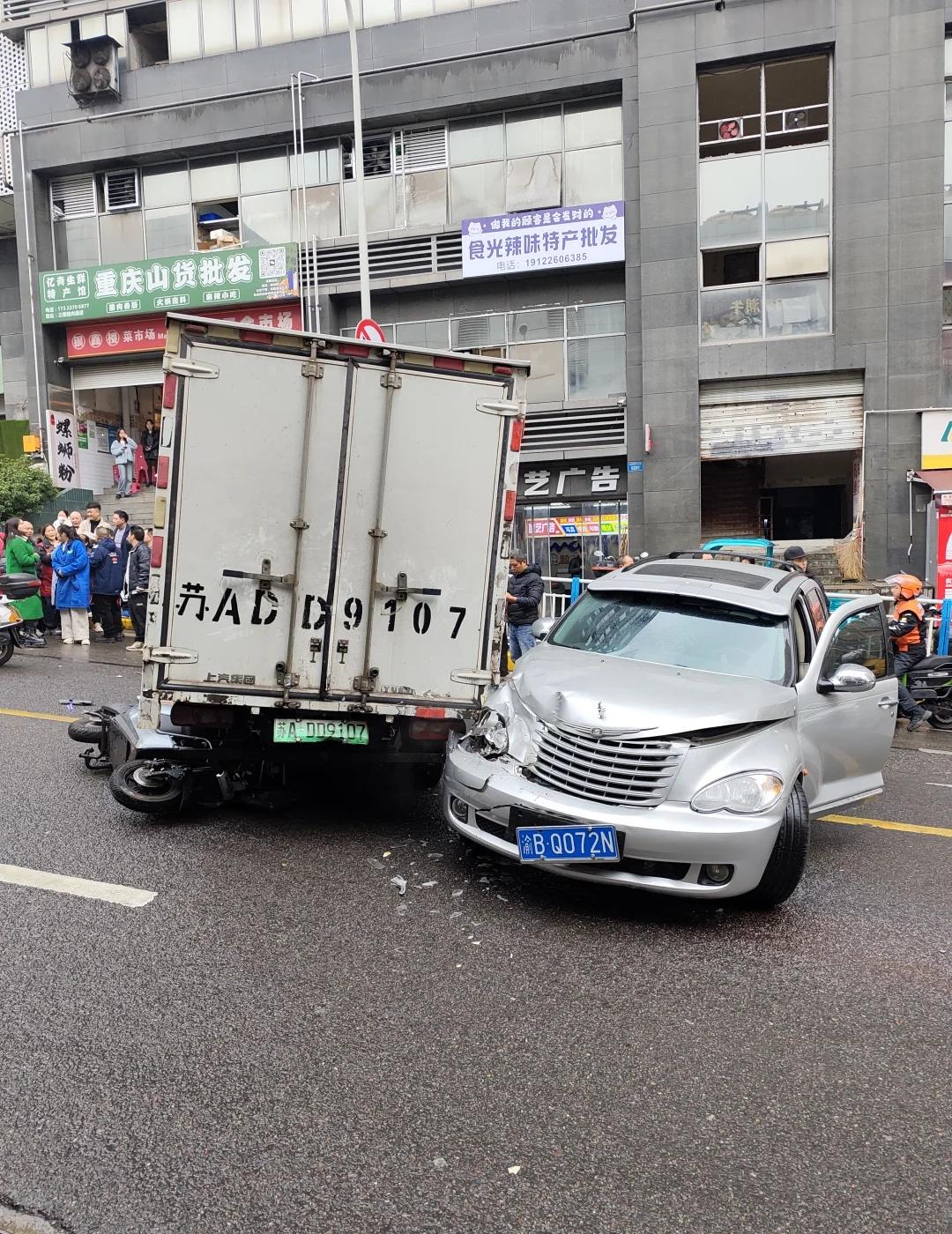 重庆观音桥银鑫楼门口发生车祸事件
重庆观音桥银鑫楼菜市场门口车祸
我也不知道是什